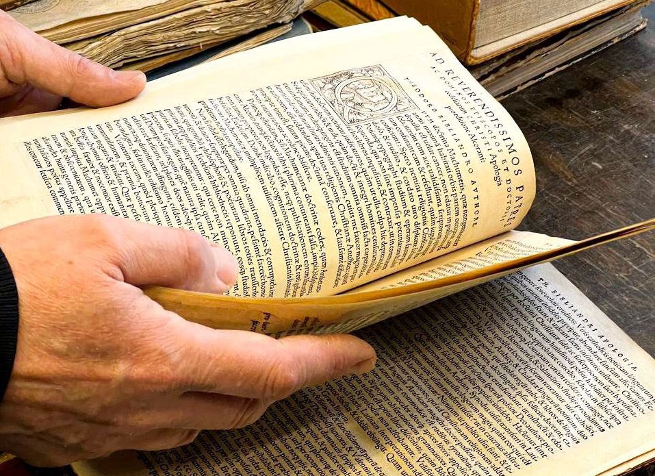  Ученые исследуют первый в мире печатный Коран из Научной библиотеки СПбГУ 
