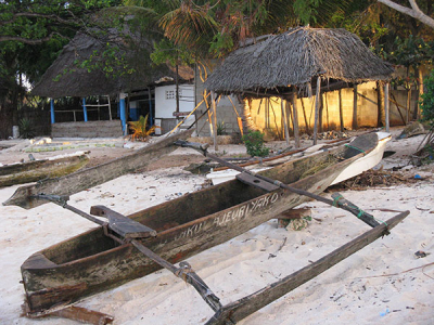 Рыбацкая деревня и традиционная суахилийская лодка (Занзибар)